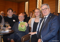 Hans Grips (2. v.l.) ist der Gründer und Seniorchef des Willicher Verpackungsunternehmens Cartomat sowie Entwickler der mittlerweile bewährten Papierverpackung CartoPaper. Er war auch in diesem Jahr mit seinen beiden Töchtern Cornelia und Andrea vor Ort und unterhielt sich u. a. mit DKHV-Präsident Thomas Herkenrath.