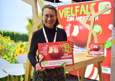 Gemeinsam mit einigen Partnern wie Ökobo, Obst vom Bodensee, Naturkost Rinklin und Bodan hat die FÖko mit den Bio Stars® ein innovatives Vermarktungskonzept für heimische Bio-Äpfel geschaffen. Sinn und Zweck des Konzeptes sei es, neuen, unbekannten Bio-Sorten den Zugang in den Handel zu ermöglichen, so Annika Leistikow (im Bild).