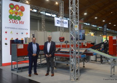 Ernst-Jan Monden und Stefaan Sas des belgischen Unternehmens Stas NV. Der Festaussteller präsentierte u. a. eine Verwiegelinie für Stein- und Kernobst.