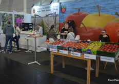 Blick auf den Stand der Marktgemeinschaft Bodenseeobst eG. Mit knapp 400 Mitgliedern ist die MaBo heute eine der größten deutschen Erzeugerorganisationen für Tafelobst. Vermarktet wird das Obst über die OvB. Buchstäblich im Vordergrund des Messestandes standen die erfolgreichen Clubsorten Rockit, Cosmic Crisp, Bloss, Magic Star, Xenia und Red Modoc.