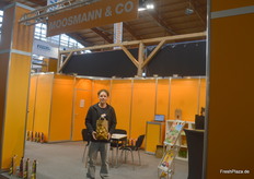 Marius Knörle des Verpackungsanbieters Moosmann zeigt eine Papiertragetasche für die Direktvermarktung.