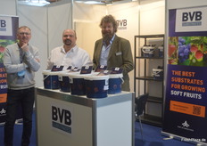 Das Dreiergespann von Kekkilä/BVB Substrates: Das Unternehmen zählt zu den führenden Anbietern von Substraten für verschiedenste Kulturen. Im Bodenseegebiet bedient die Firma primär Erzeuger von Erd-, Him- sowie Brombeeren, so Eric Boot (r).
