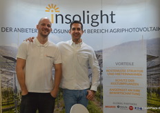 Das Schweizer Unternehmen Insolight stellte erstmals in Friedrichshafen aus. Seit nunmehr zehn Jahren widmet sich der Betrieb der Entwicklung und Implementierung maßgeschneiderter Agri-PV-Lösungen. In vielen europäischen Ländern gewinnt das Thema Agri-PV nun eindeutig an Bedeutung, so Niclas Soljan (r).