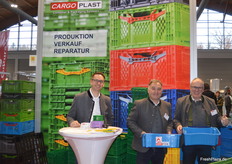 Cargoplast aus Salem, Anbieter modernster Lagerboxen und Behälter, nutzte die Gelegenheit, dem Fachpublikum ihre jüngste Innovation namens Cherry Fox vorzustellen. Es handelt sich dabei um eine praktische Kirschpflückkiste, die zur höheren Ernteleistung beitragen soll. Im Bild: Robert Reck-Heinrich und Oliver Inderst sowie Mario Guggenbichler (l) des Partnerunternehmens Europlast GmbH.