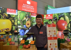 Dr. Michael Neumüller des Bayerischen Obstzentrums (BOZ) war ebenfalls vor Ort, um die jüngsten Sorteninnovationen zu erläutern.