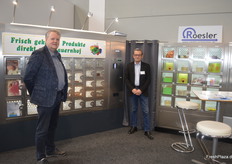 Das Unternehmen Roesler beobachtet eine ungebrochen hohe Nachfrage nach Verkaufsautomaten für die Direktvermarktung. Chris Verhoeven (l) vertritt das Unternehmen in den Niederlanden und sieht auch im dortigen Markt interessantes Verkaufspotenzial.