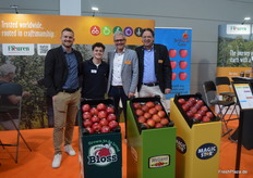 Die anerkannte Baumschule Fleuren bietet u. a. Bäume der beliebten Apfelsorten Bloss, Wellant sowie Magic Star an. Im Bild u. a. Geschäftsführer Han Fleuren und Sjaak Walraven.