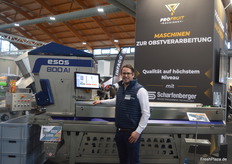 Adrian Hofmann von der Firma Scharfenberger neben der ESOS 800 AI. Entwickelt wurde die Anlage zur ultra-schnellen, KI-gestützten Sortierung von Weintrauben. Einsatzpotenzial gibt es jedoch nicht nur im Winzer- und Kellereibereich, sondern auch im Bereich des Tafelobstes.