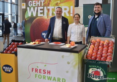 Stephan Geerlings, Anke Fischer und Peter-Jan van Ingen am Stand des niederländischen Züchtungsunternehmens Fresh Forward. Der Betrieb gilt als treibende Kraft hinter den beiden erfolgreichen Sortenkonzepten Magic Star und Bloss.