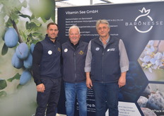 Die Vitamin See GmbH ist ein Zusammenschluss von einigen innovativen Steinobsterzeugern in der Bodenseeregion. Mit der späten Premiumzwetschge Baronesse bereichert man seit einigen Jahren den Markt. Vermarktet werden die Erträge über die Landfrisch AG. Im Bild: Alex und Heinz Martin sowie Reinhard Vöhringer.