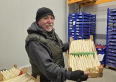 Nevsat Taskiran von der Fa. Birkenheyer mit dem ersten Bleichspargel der Saison.