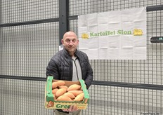 Neben Kartoffeln und Zwiebeln bietet Sion ebenfalls Zusatzartikel wie ägyptische Süßkartoffeln an.