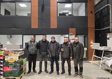 Die Belegschaft der Früchte Adam GmbH mit Unternehmenschef Halil Adam (m). Mittlerweile sind auch die drei Söhne im Management des Unternehmens tätig (nicht im Bild).