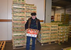 Owner Heinz Hausmann proudly presents his imported mangoes. The wholesaler always exert himself to offer his customers the best goods and quality.