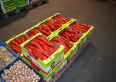 The wholesalers gets his products from local producers and as well from producers in other countries and continents. We see for example pointed peppers from Italy.