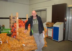 Roland Tolls is a fruit and vegetable specialist. He is one of the owners of the wholesale company. The distribution of their products take place through the central warehouse on the wholesale market in Düsseldorf.