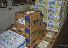 "The Turkish merchant is selling bananas of the brands "Fyffes" and "Bonita"."