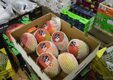 He tries to offer products that exist nowhere else on the wholesale. His wide product range includes, for example, three different kinds of mangoes. Here we see fresh flight mangoes from Peru.