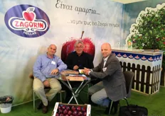 Mr Theodozou (Zagorin), Mirtsidis (Skordo) and Rene Bouman(FMI) in the stand of Zagorin. The Agricultural Cooperative's Union of Zagora Pelion collects, maintains, packs and distributes almost 100% of the apple production of the area Magnesia (10.000 to 15.000 tonnes per year), as well as other products produced, like pears, cherries, kiwi and chestnut. They are known for their apple Zagorin.