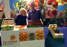 Nikos Gkoutsis (right) and his colleague of Orange Valleys. The main activity is the collection, selection and packing of fresh products as well as their disposal at the market, in Greece and mostly abroad. The main products are oranges and watermelons.