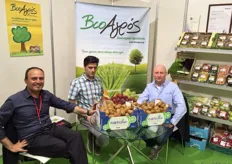 The fairtrasa-kiwi's in the stand of Bio Agro. Peter Abma (right) talks with Stavros Elhefteriou and Kostas Papadopoulos.
