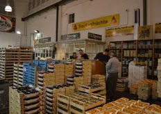 Die F. X. Sämmer GmbH handelt unter anderem diverse getrocknete Früchte und Nüsse. Im Sortiment des Großhändlers befinden sich diverse Beeren, Pilze und Steinfrüchte.