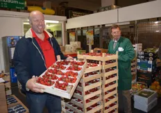 Arno Schmal ist Geschäftsführer der Karl Eschenbaum GmbH und präsentiert stolz seine Erdbeeren aus Polen.