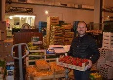 Michael Wallbrunn handelt viel Salat und Gemüse. Hier zeigt er die frischen Erdbeeren aus belgischem Anbau der Magdalena Schmideder KG. Zu seinen Kunden gehören große und kleine Einzelhändler.
