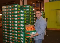 Inhaber Michael Ecker von der Ecker Früchte Handels-GmbH präsentiert die neue Lieferung französischer Aprikosen der Marke Fruits & Compagnie.