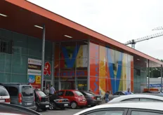 Der V-Markt in der Balanstraße in München ist einer der größten Supermärkte in München.