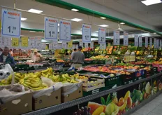 Die Umfangreiche Obst- und Gemüsetheke des V-Marktes bietet den Kunden ein breites Sortiment an frischem Obst, Gemüse oder Exoten.