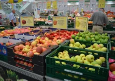 "V-Markt informiert": Der Supermarkt informiert seine Kunden über seine Produkte. Hier z.B. ob sich der Apfel für Kinder oder stillende Mütter eignet."