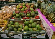 Exotische Früchte wie Kiwis, Avocados oder Ananas befinden sich im Sortiment des Supermarktes.