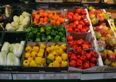 Grüne, gelbe, rote und orange Paprika aus holländischem Anbau für 4,49 € je Kilo.