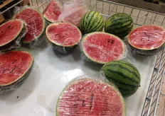 Halbierte großgewachsene Wassermelonen zum Preis von 2,00 €.