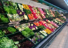 Die Gemüse-Theke des V-Markts in der Balanstraße ist gut bestückt und läd zum Einkaufen ein.