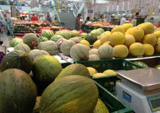 Orangfleischige Melonen aus Spanien für 1,69 €/Stück, Galia-Melinen aus Spanien für 1,69 €/Stück und Mini-Wassermelonen für 2,29 €/Stück.