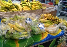 Bananen der Marke Chiquita und DelMonte auf einem Chiquita-Display. Einzeln oder verpackt.