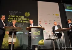 Stephan Weist von der REWE Group Buying GmbH, Christiane Bell von der BayWa AG, Helwig Schwartau vom AMI, Gerhard Dichgans vom Verband der Südtiroler Obstgenossenschaften (VOG) und Filip Lowette von Belgische Fruitveiling cvba (BFV)
