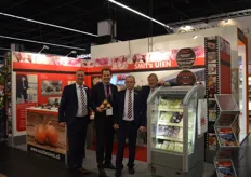 Die holländische Firma Smit's Uien präsentierte ihre Zwiebelprodukte auf der Anuga. Auf dem Foto: Raymond Malien, Drs. Jochem Wolthuis, Cock Lassche und Jan Smit.