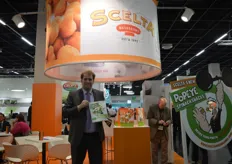 Die holländische Firma Scelta wurde durch Jan Klerken Junior repräsentiert. Hier präsentiert er den neuesten Spinatsnack der Firma.
