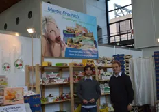 Martin Dradrach (links) vertreibt seine Verpackungen für Obst und Gemüse deutschlandweit. Neu war in diesem Jahr der integrierte Griff an seinen Papierkörben. Rechts im Bild: Mitarbeiter Andreas Gruber.