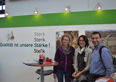 "Qualität ist unsere Stärke" ist der Slogan von Spargelpflanzen Sterk. Geschäftsführerin Marita Sterk (mitte) war begeistert von der Anzahl der Fachbesucher."