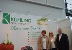 Kühling Fruchthandel ist breit aufgestellt. Neben dem klassischen Fruchthandel an Großmärkte, exportiert das Unternehmen auch Produkte. Auf dem Foto: (v.l.) Christa Kühling, Ann-Christine Gier und Helmut Kühling.