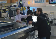 Ein Mitarbeiter der Firma Strauss erklärt einem interessierten Fachbesucher die Funktionen einer Spargelsortiermaschine.