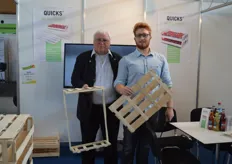 Die OuG Handels GmbH präsentiert die neue klappbare Holzkiste von Hagen Strassel (links). Rechts im Bild: Mitarbeiter und Enkel Tobias Strassel.