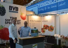 BVB Substrates aus Holland ist ein Lieferant von Substraten für Softfruit, wie Brombeeren, Himbeeren oder Heidelbeeren. Auf dem Foto: Jan Simons und Leon Daniels.