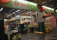 "Frisch auf Zack im Doppelpack!" ist das Motto der Augustin GmbH & Co.KG. Während der Sommerzeit vertreibt der Großhandel frisches Obst und Gemüse direkt aus der Pfalz. Geschäftsführer sind Thomas Reitmeier und Kai Sauer."