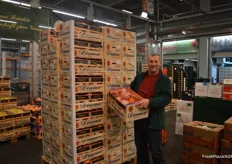 Thomas Nauber ist stolz auf seine unbehandelten Orangen aus Spanien.