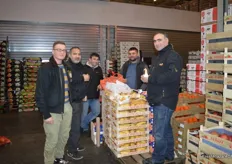 Die Cakir International GmbH verkauft im Sommer viel holländische und belgische Ware. Geschäftsführer sind Mustafa Cahir und Ömer Cahir (rechts im Bild).